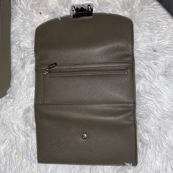 Women’s Grey/Taupe Color Guess Tote Bag & Wallet - Picture 4 of 5